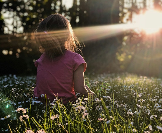 Fille savoure les rayons de soleil