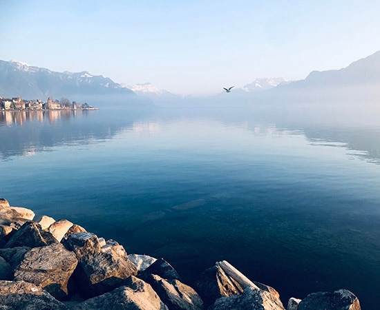 Spiegelnde Berge im Wasser