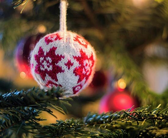 Boule de Noël tricotée en laine