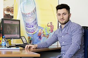 Praktikant HMS in seinem Büro