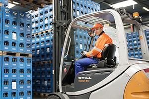 Logistiker beim Verladen von HENNIEZ-Paletten