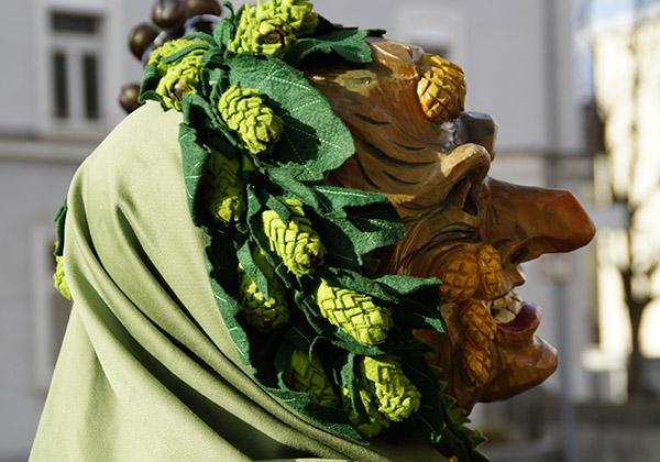 Masque de carnaval printanier en bois