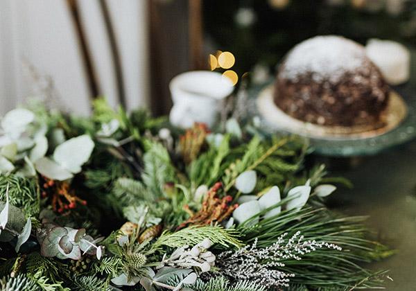 Couronne faite de diverses branches vertes