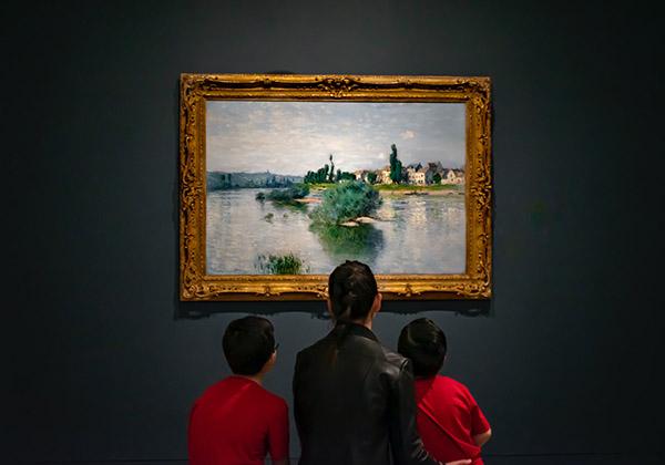 Famille devant une peinture de paysage