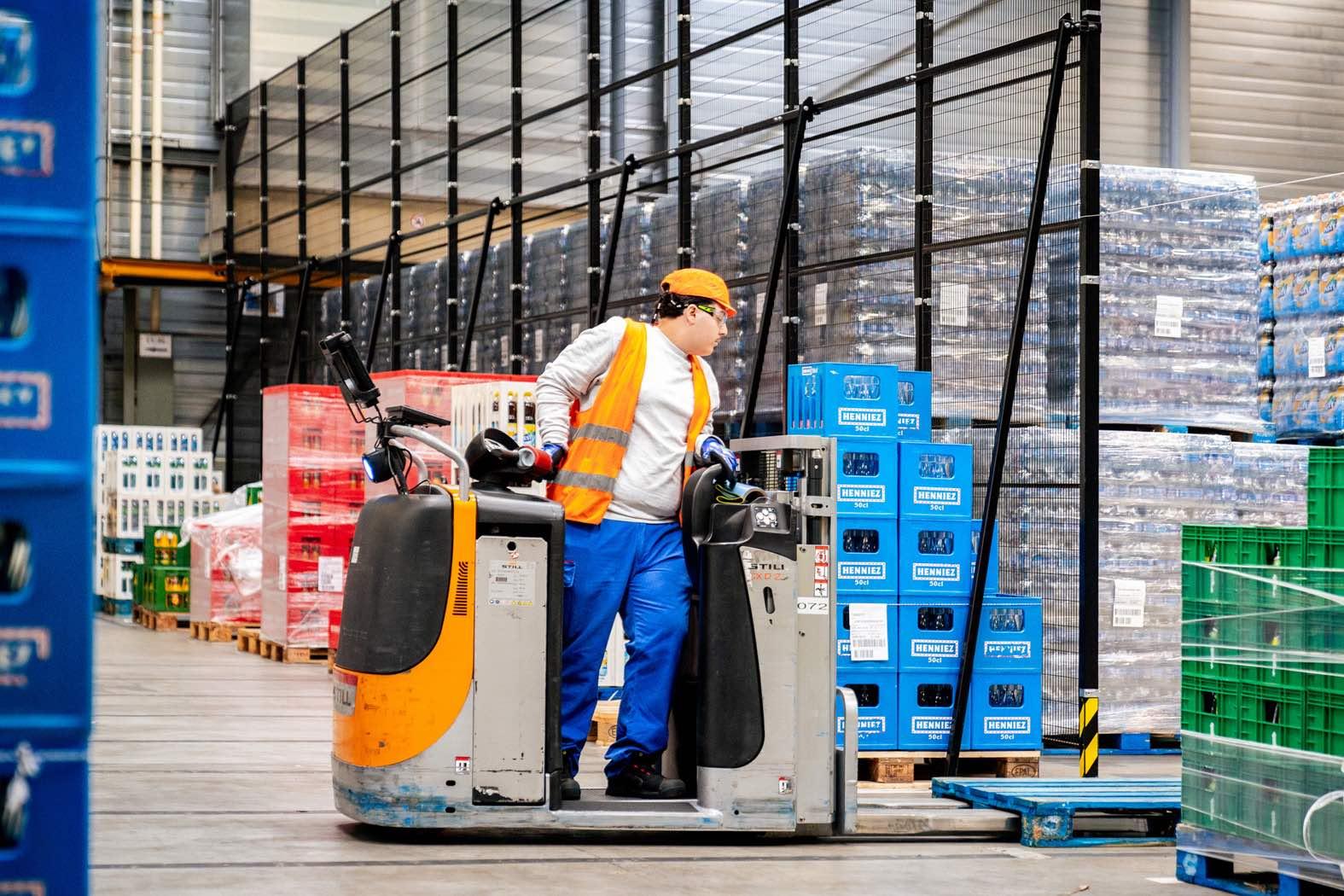 Logisticien chargeant les palettes de HENNIEZ
