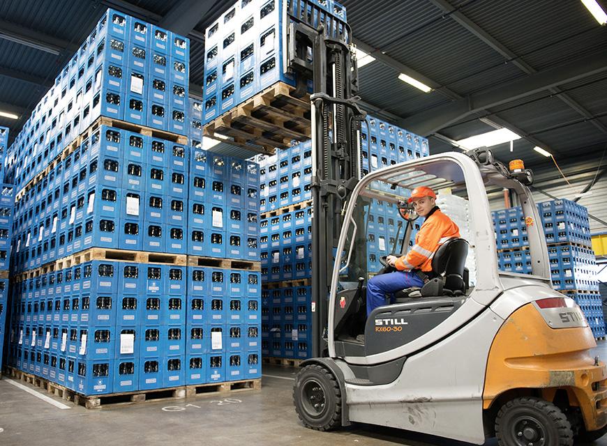 Logistiker beim Laden von HENNIEZ-Paletten