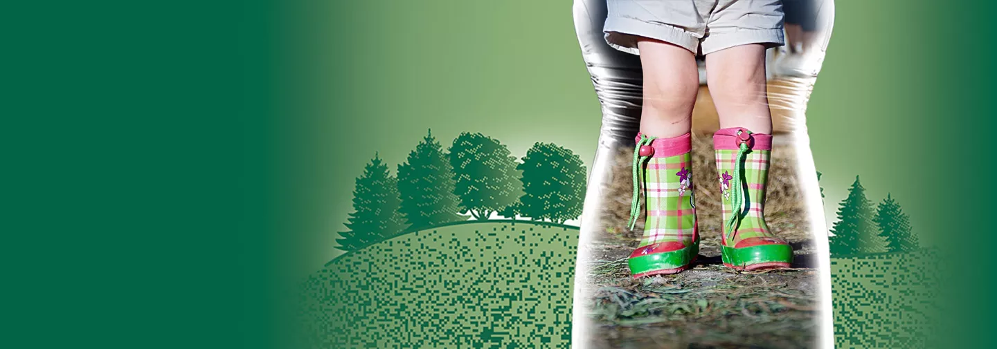 Enfant en bottes dans une étable
